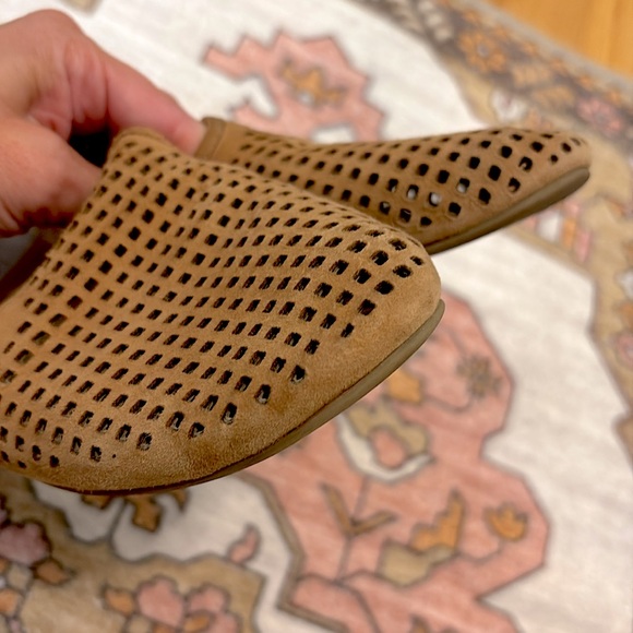 ✨ Crown Vintage ✨ Penelope Brown Suede Leather Perforated Flats Loafers Size 6.5 - Picture 3 of 12